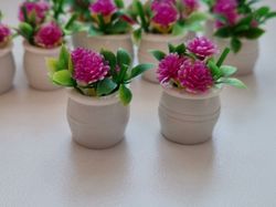 2 st cerise/lila blommor, växter i kruka - miniatyrer till dockskåp dockhus