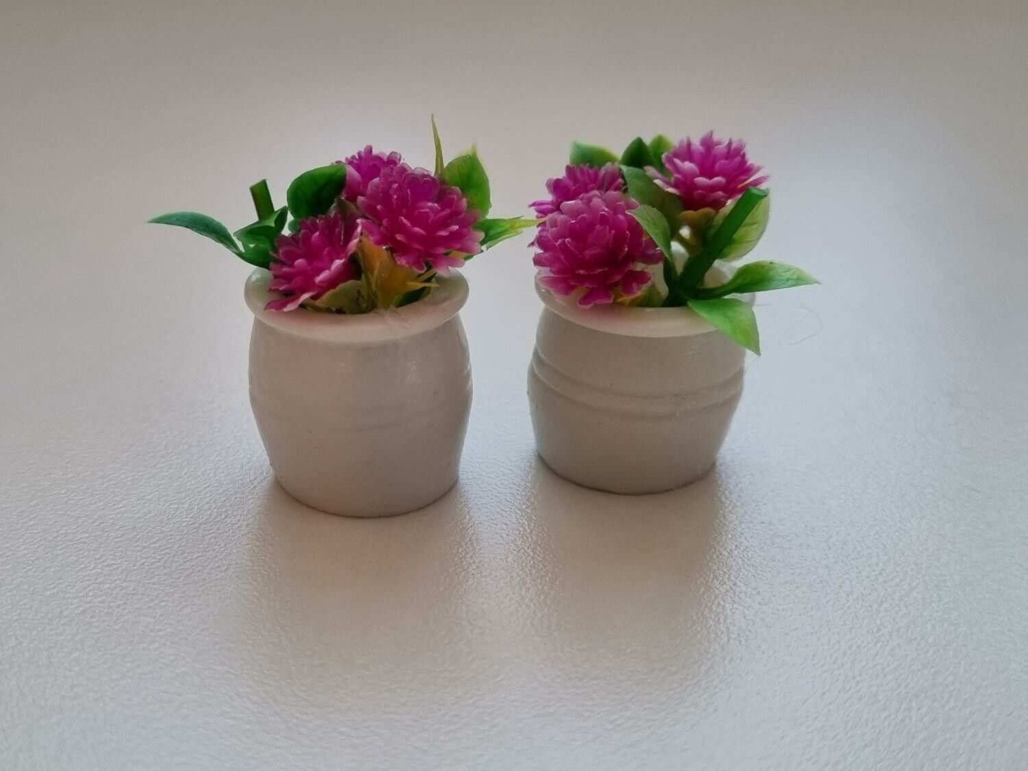 2 st cerise/lila blommor, växter i kruka - miniatyrer till dockskåp dockhus