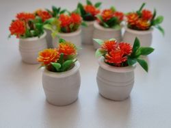 2 st orangea blommor, växter i kruka - miniatyrer till dockskåp dockhus