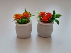 2 st orangea blommor, växter i kruka - miniatyrer till dockskåp dockhus