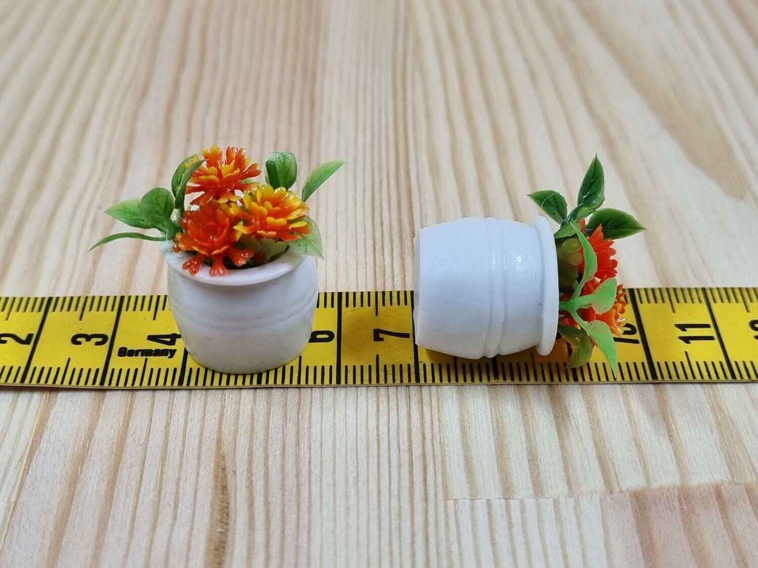 2 st orangea blommor, växter i kruka - miniatyrer till dockskåp dockhus