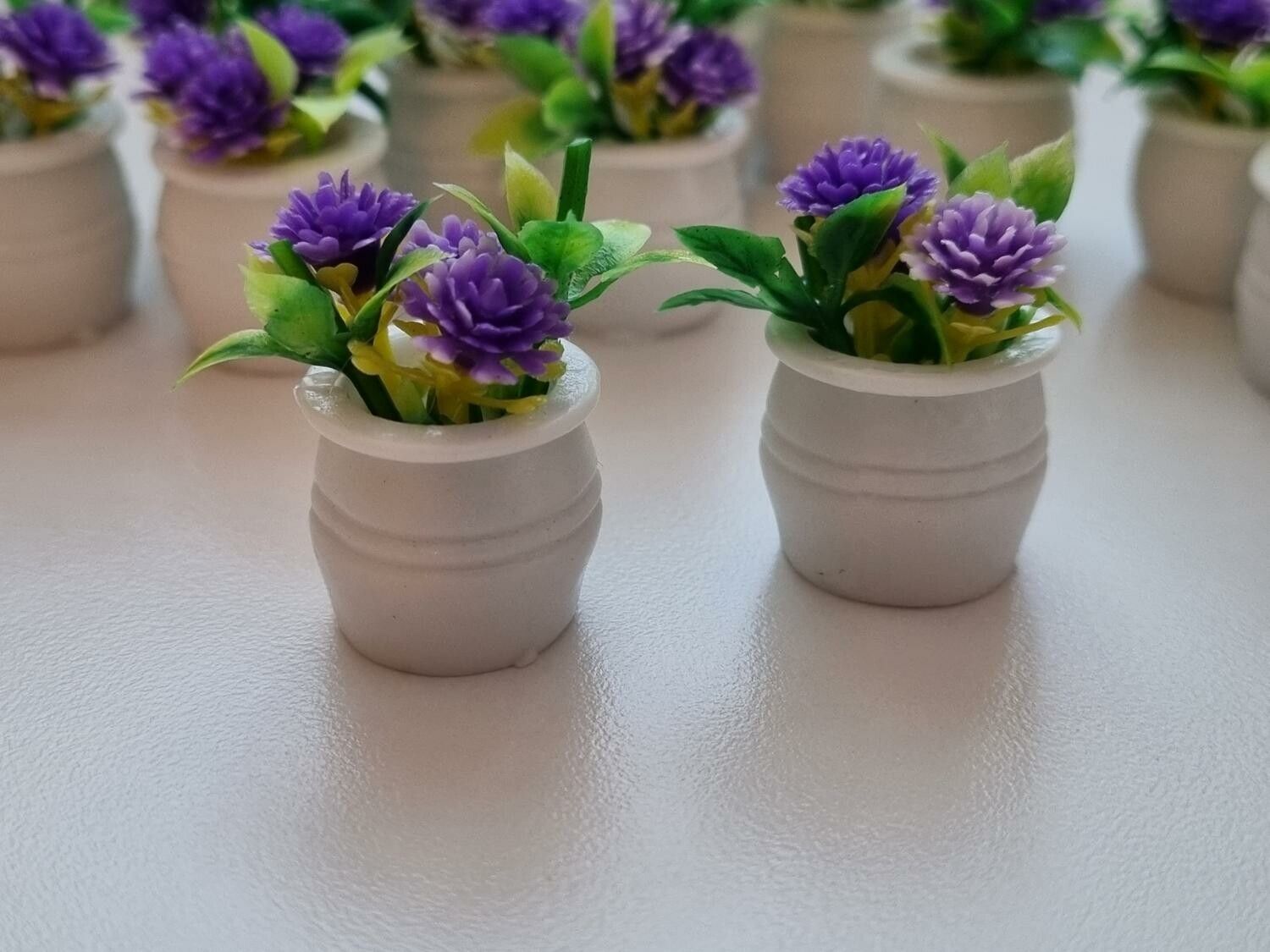 2 st lila blommor, växter i kruka - miniatyrer till dockskåp dockhus