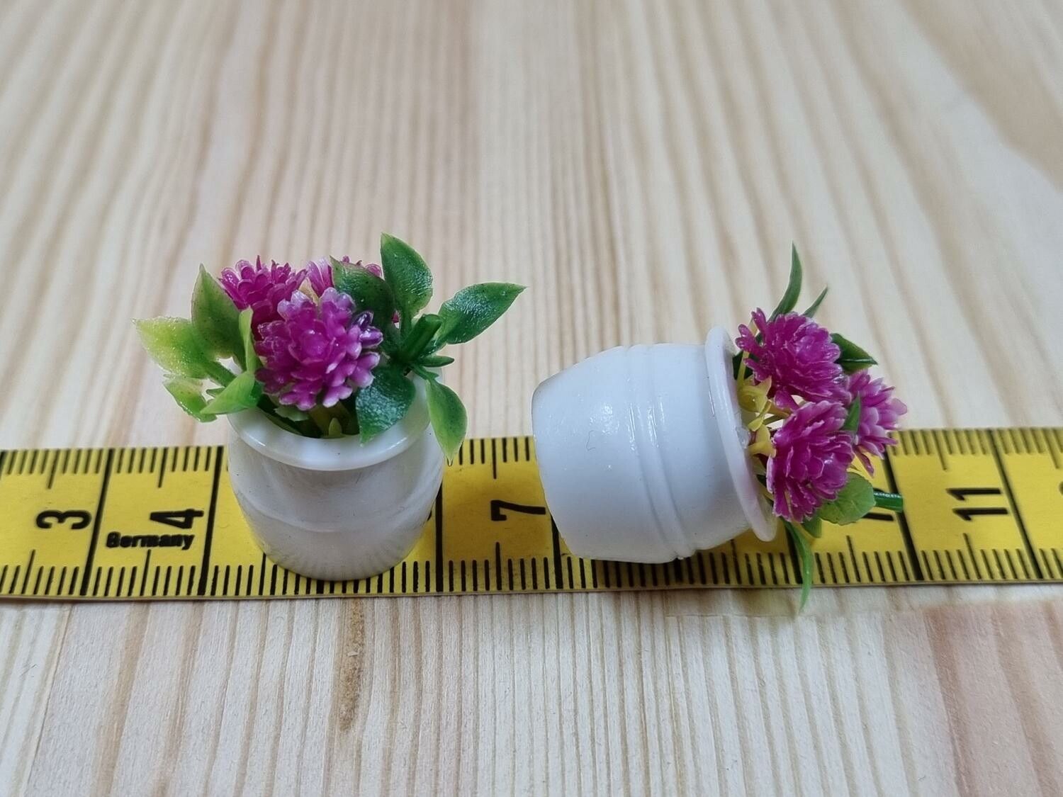 2 st cerise/lila blommor, växter i kruka - miniatyrer till dockskåp dockhus
