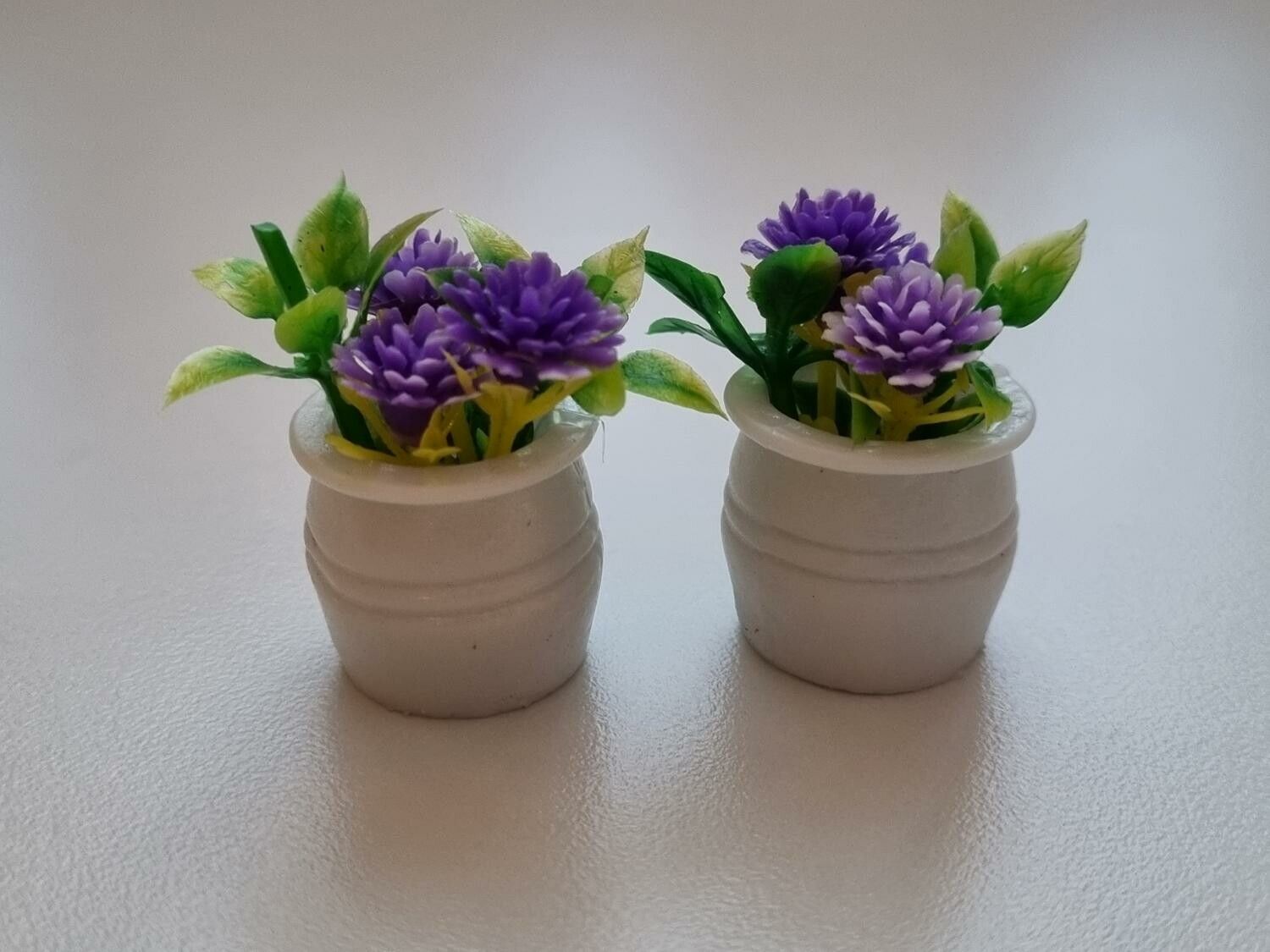 2 st lila blommor, växter i kruka - miniatyrer till dockskåp dockhus