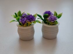 2 st lila blommor, växter i kruka - miniatyrer till dockskåp dockhus