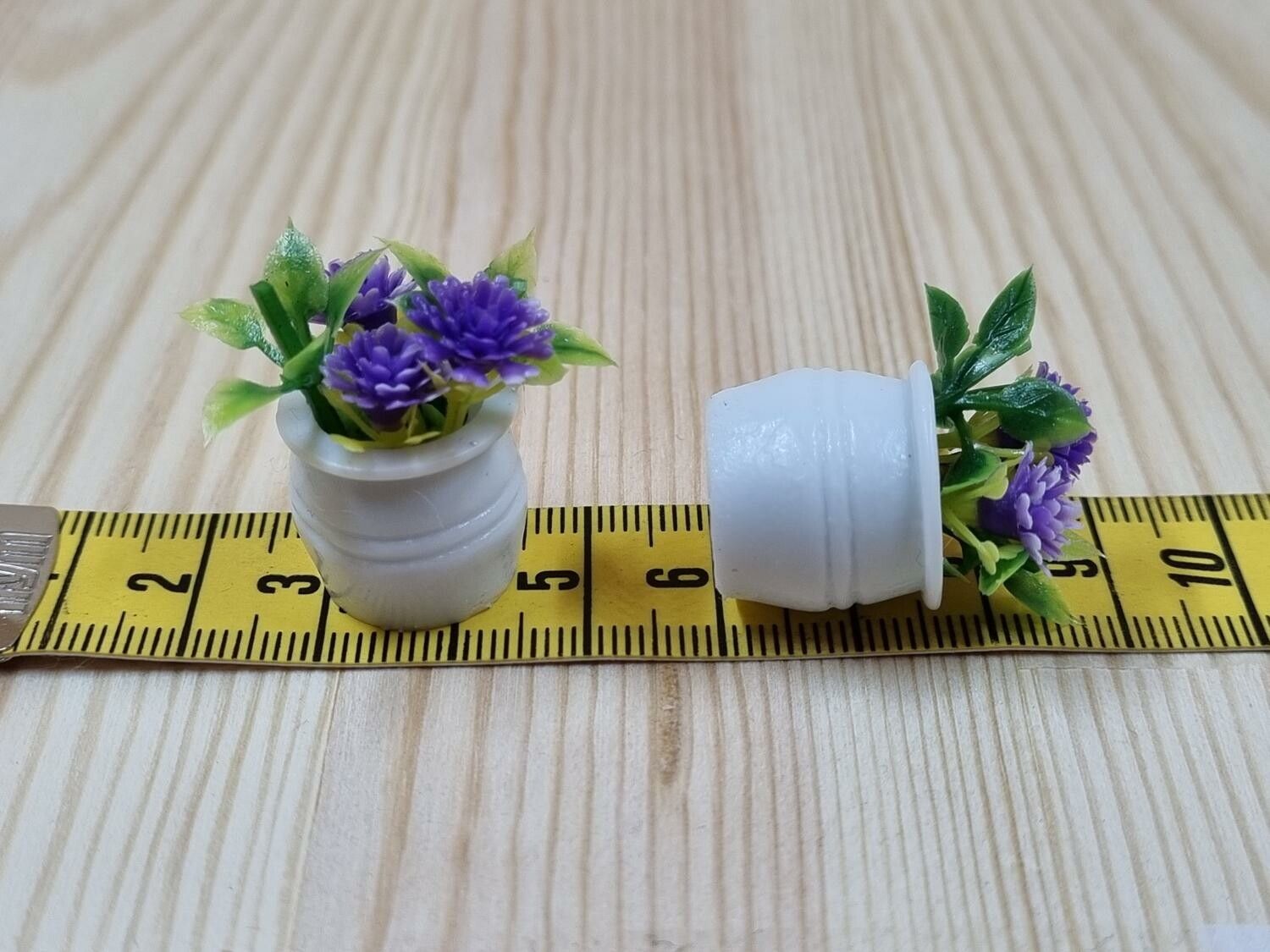 2 st lila blommor, växter i kruka - miniatyrer till dockskåp dockhus