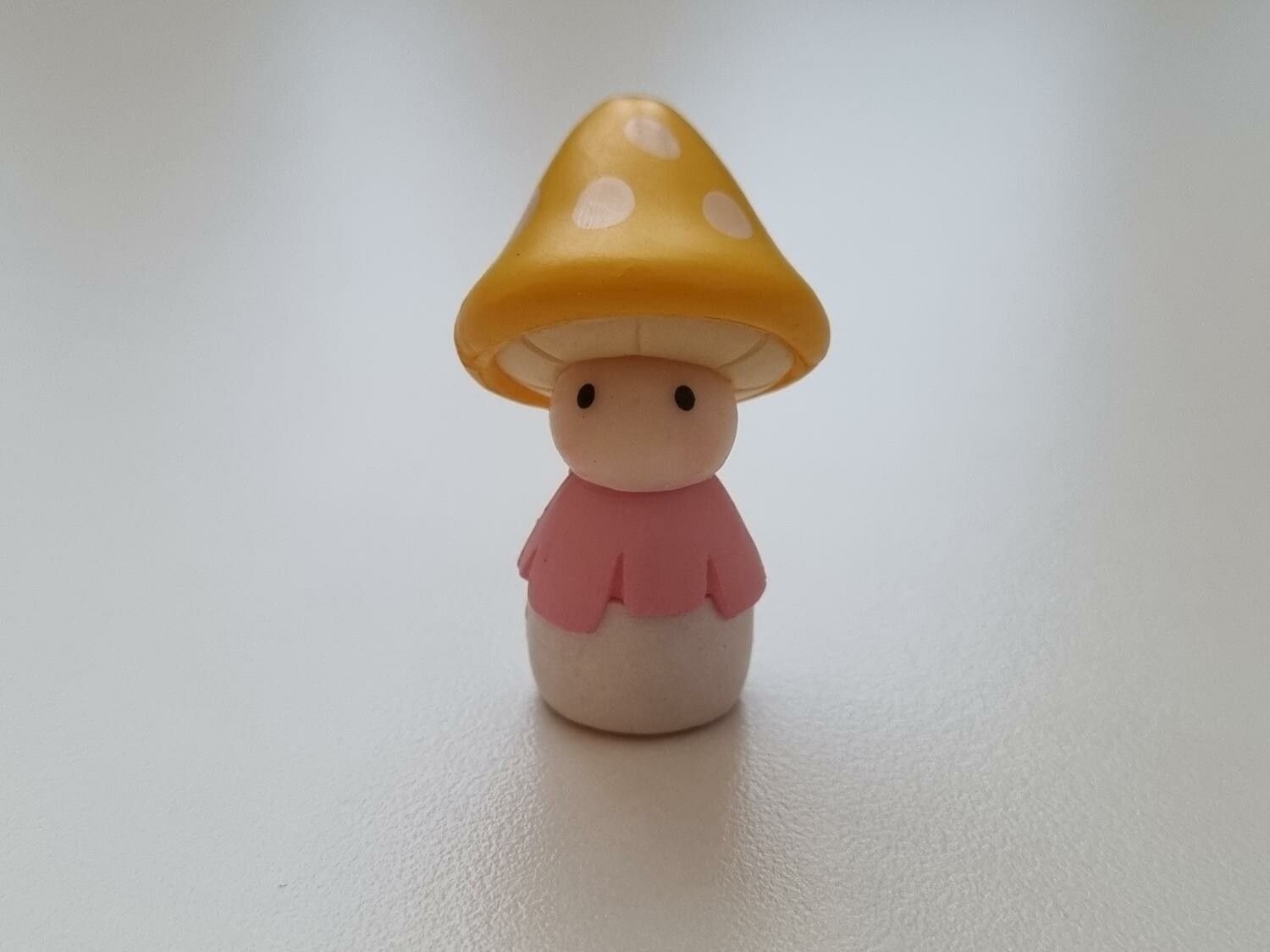 Miniatyr, figur, dockskåp - Dam med gul svamphatt