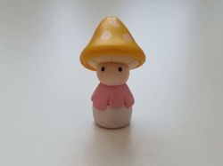 Miniatyr, figur, dockskåp - Dam med gul svamphatt