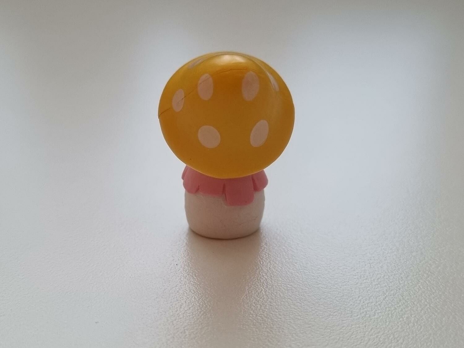 Miniatyr, figur, dockskåp - Dam med gul svamphatt