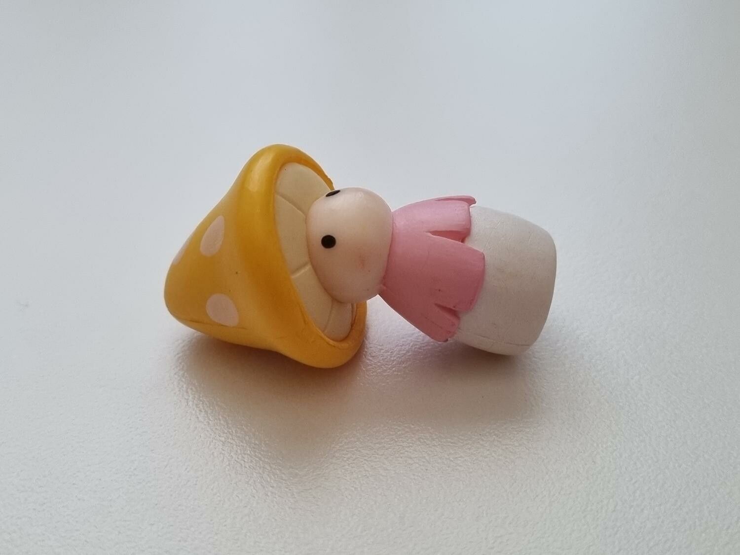 Miniatyr, figur, dockskåp - Dam med gul svamphatt