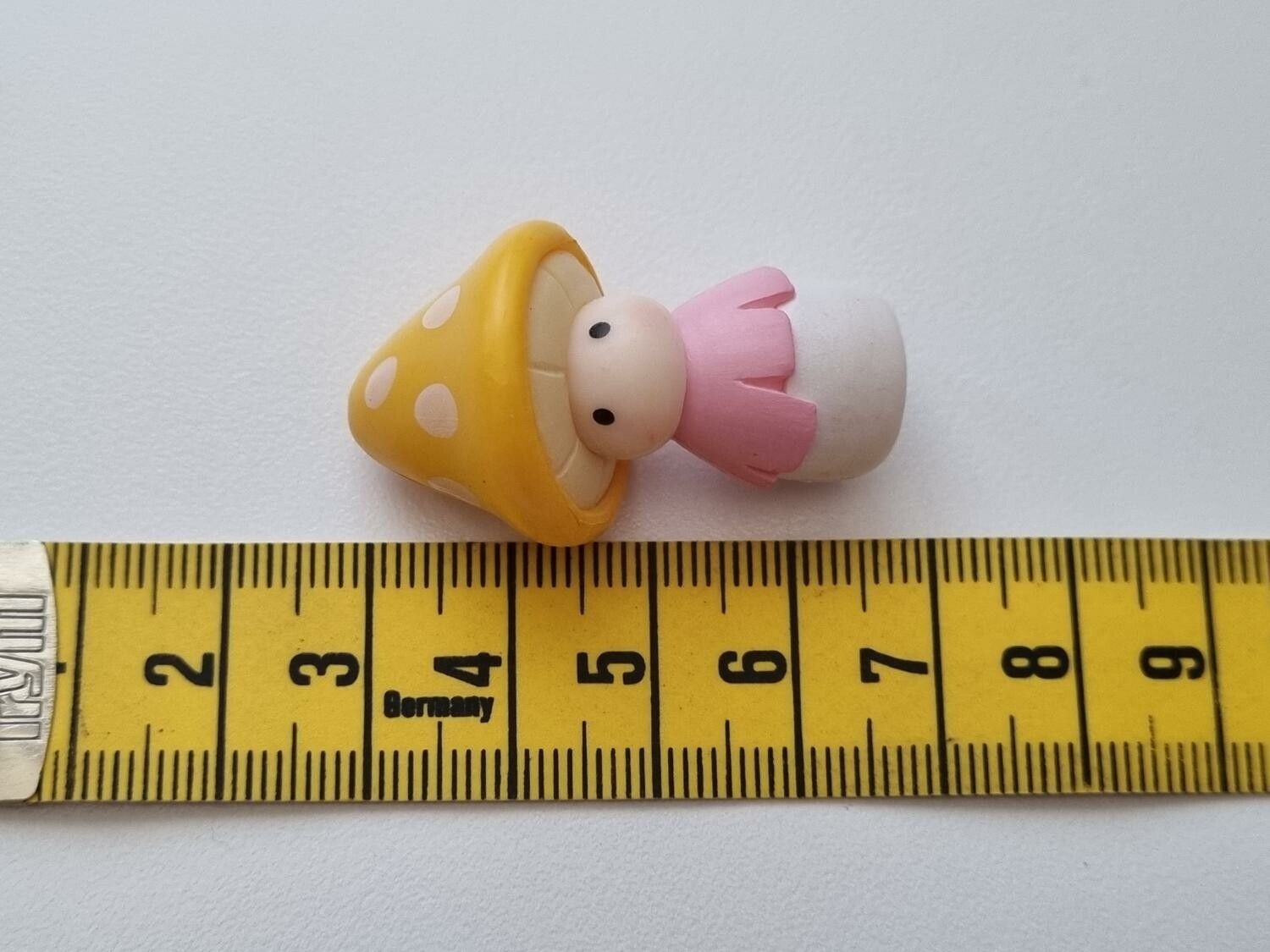 Miniatyr, figur, dockskåp - Dam med gul svamphatt
