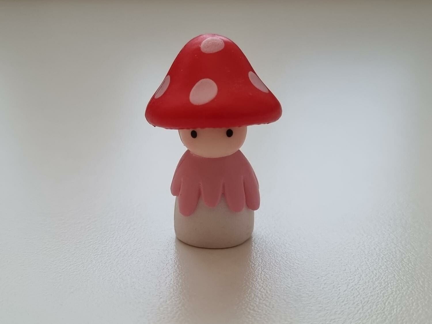 Miniatyr, figur, dockskåp - Dam med röd svamphatt