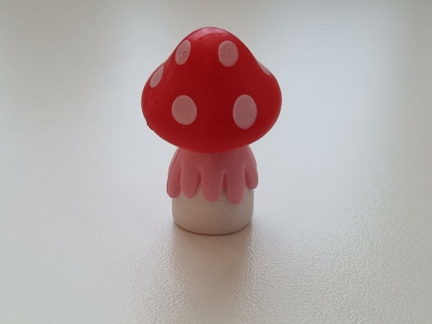 Miniatyr, figur, dockskåp - Dam med röd svamphatt