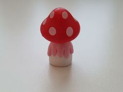 Miniatyr, figur, dockskåp - Dam med röd svamphatt