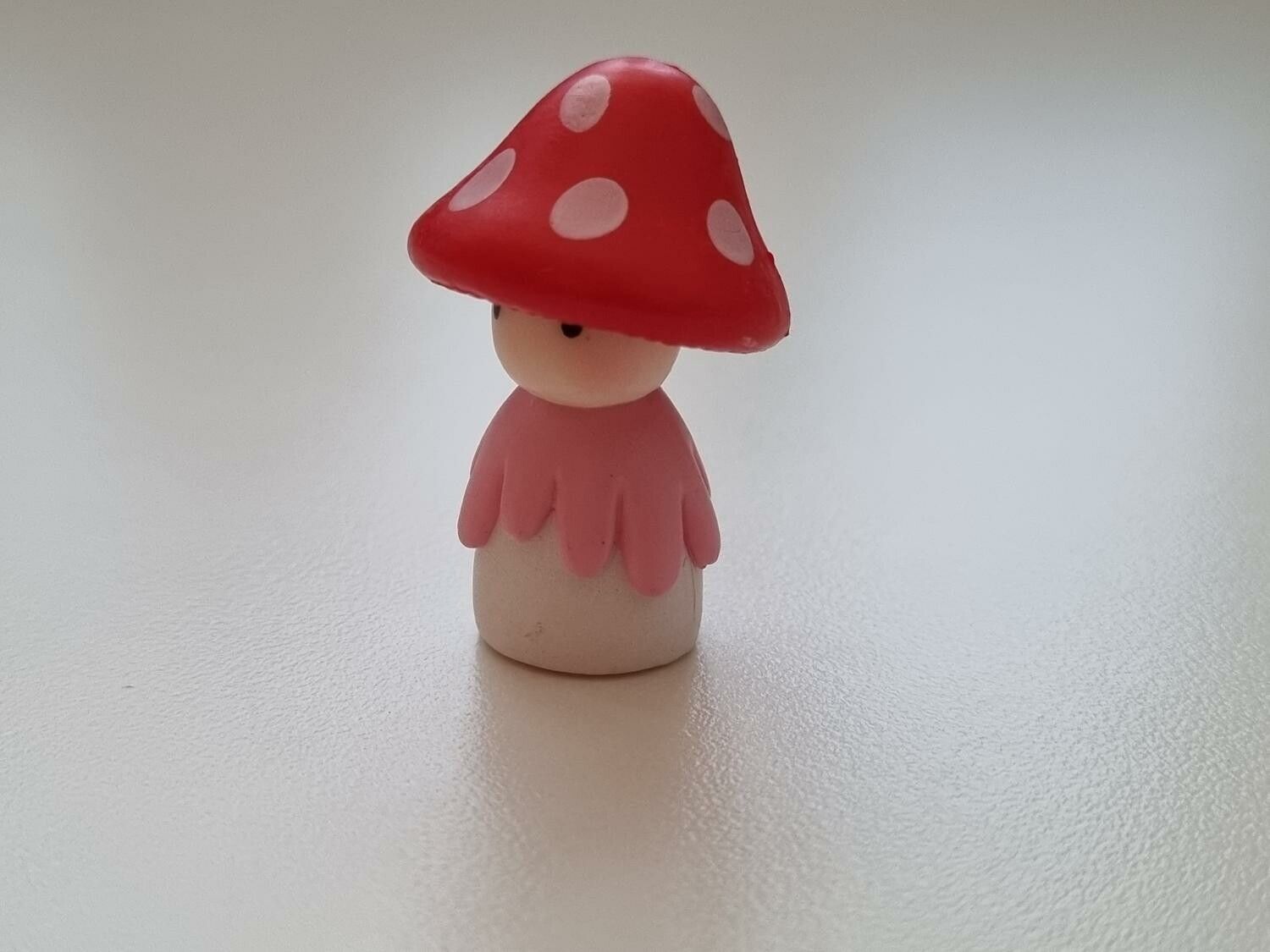 Miniatyr, figur, dockskåp - Dam med röd svamphatt