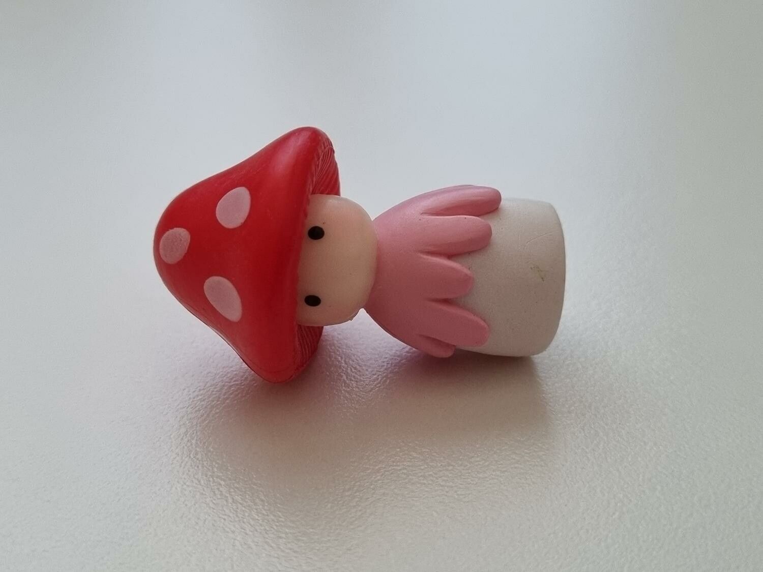Miniatyr, figur, dockskåp - Dam med röd svamphatt