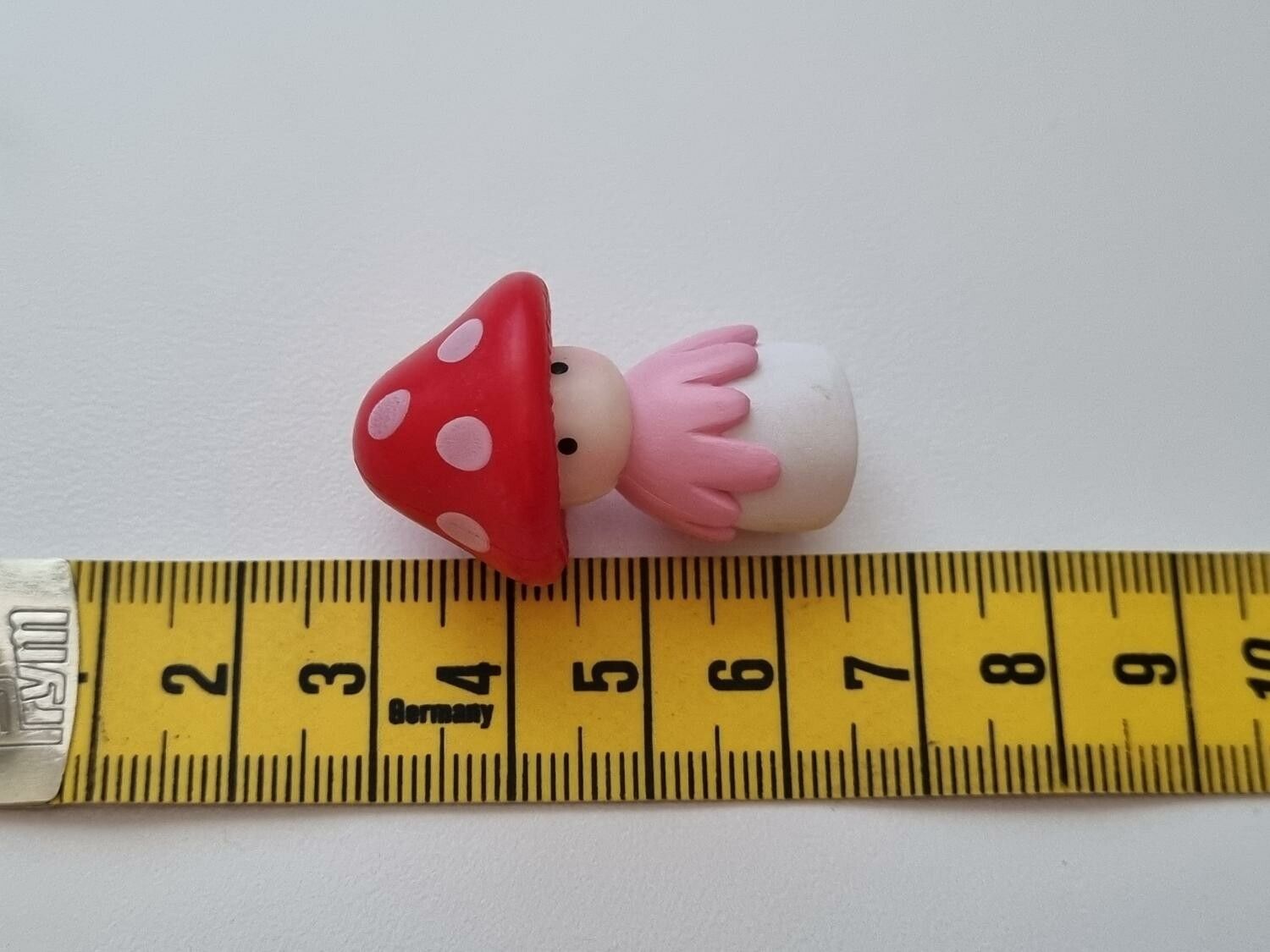 Miniatyr, figur, dockskåp - Dam med röd svamphatt