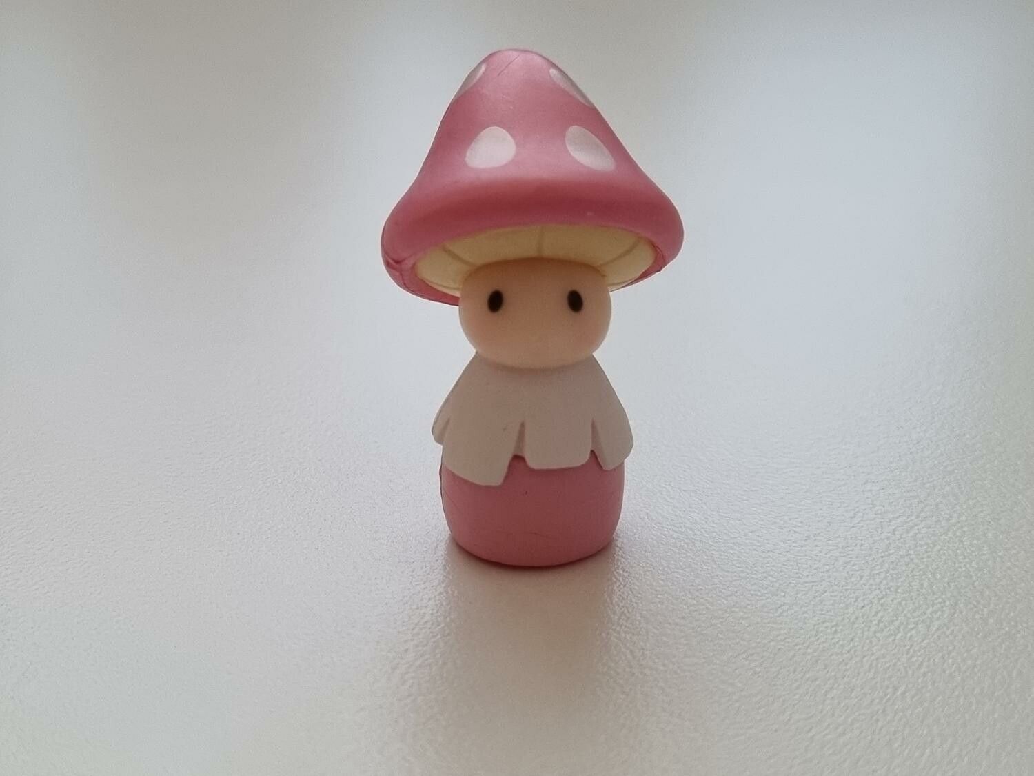 Miniatyr, figur, dockskåp - Dam med rosa svamphatt