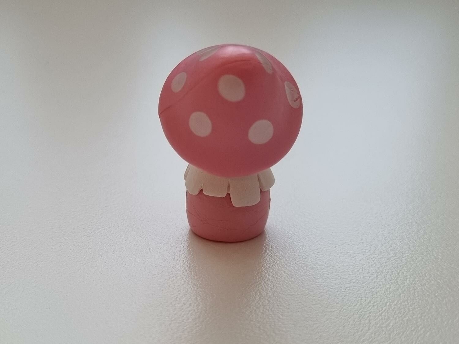 Miniatyr, figur, dockskåp - Dam med rosa svamphatt