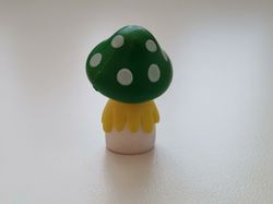 Miniatyr, figur, dockskåp - Dam med grön svamphatt