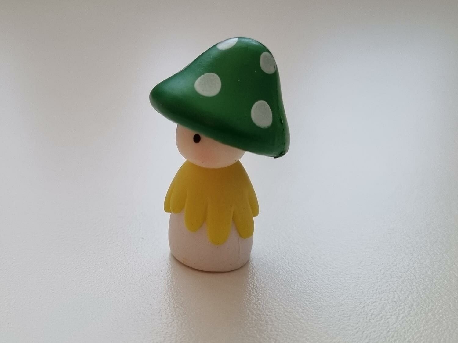 Miniatyr, figur, dockskåp - Dam med grön svamphatt