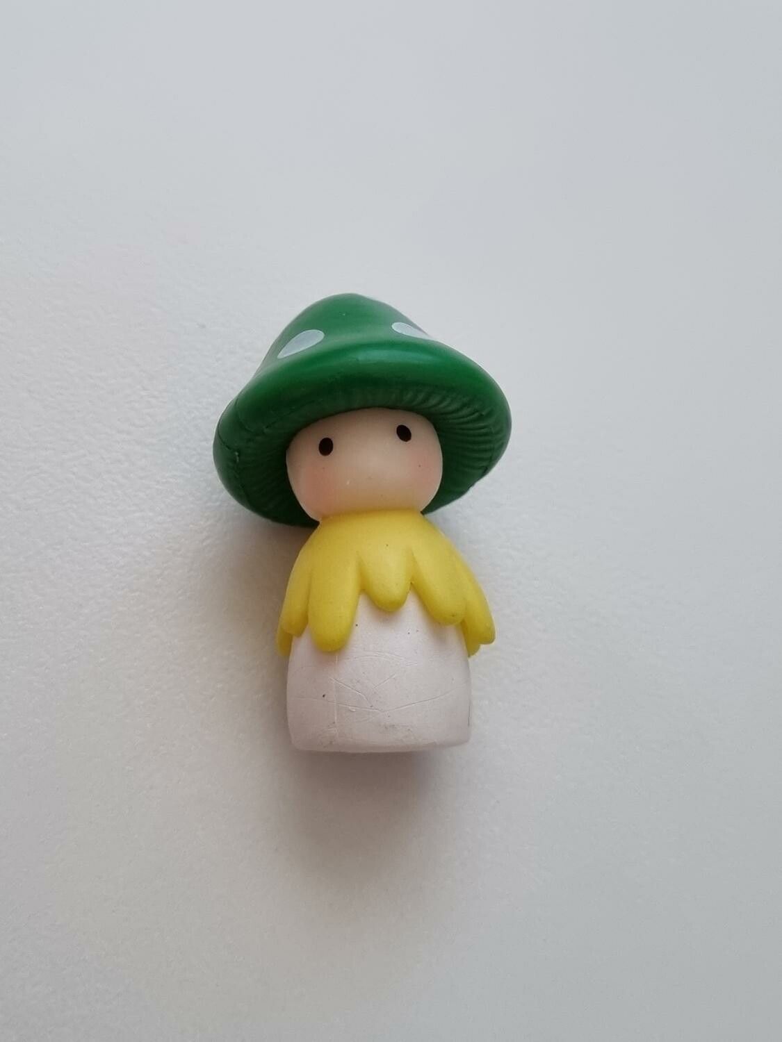 Miniatyr, figur, dockskåp - Dam med grön svamphatt