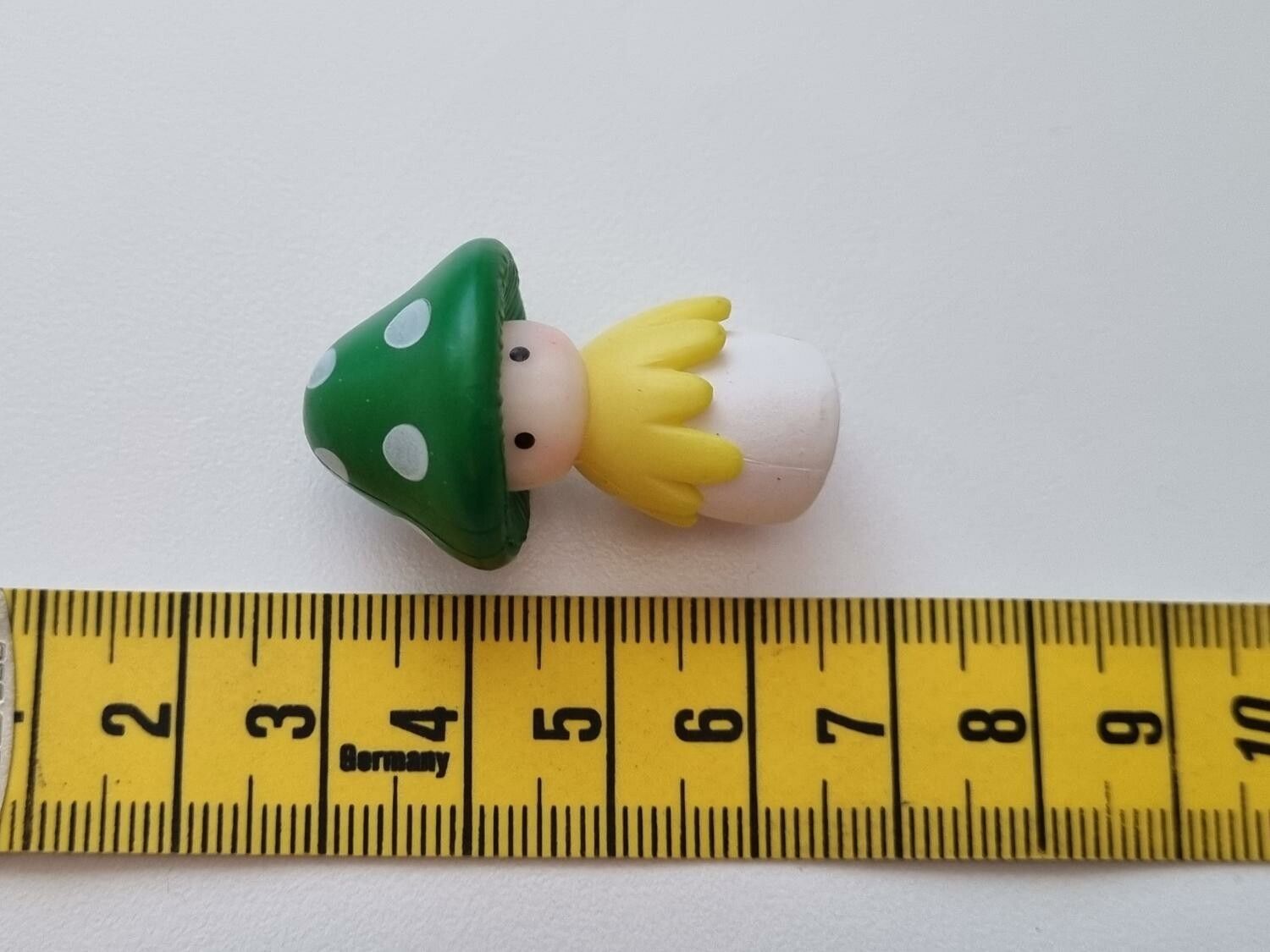Miniatyr, figur, dockskåp - Dam med grön svamphatt
