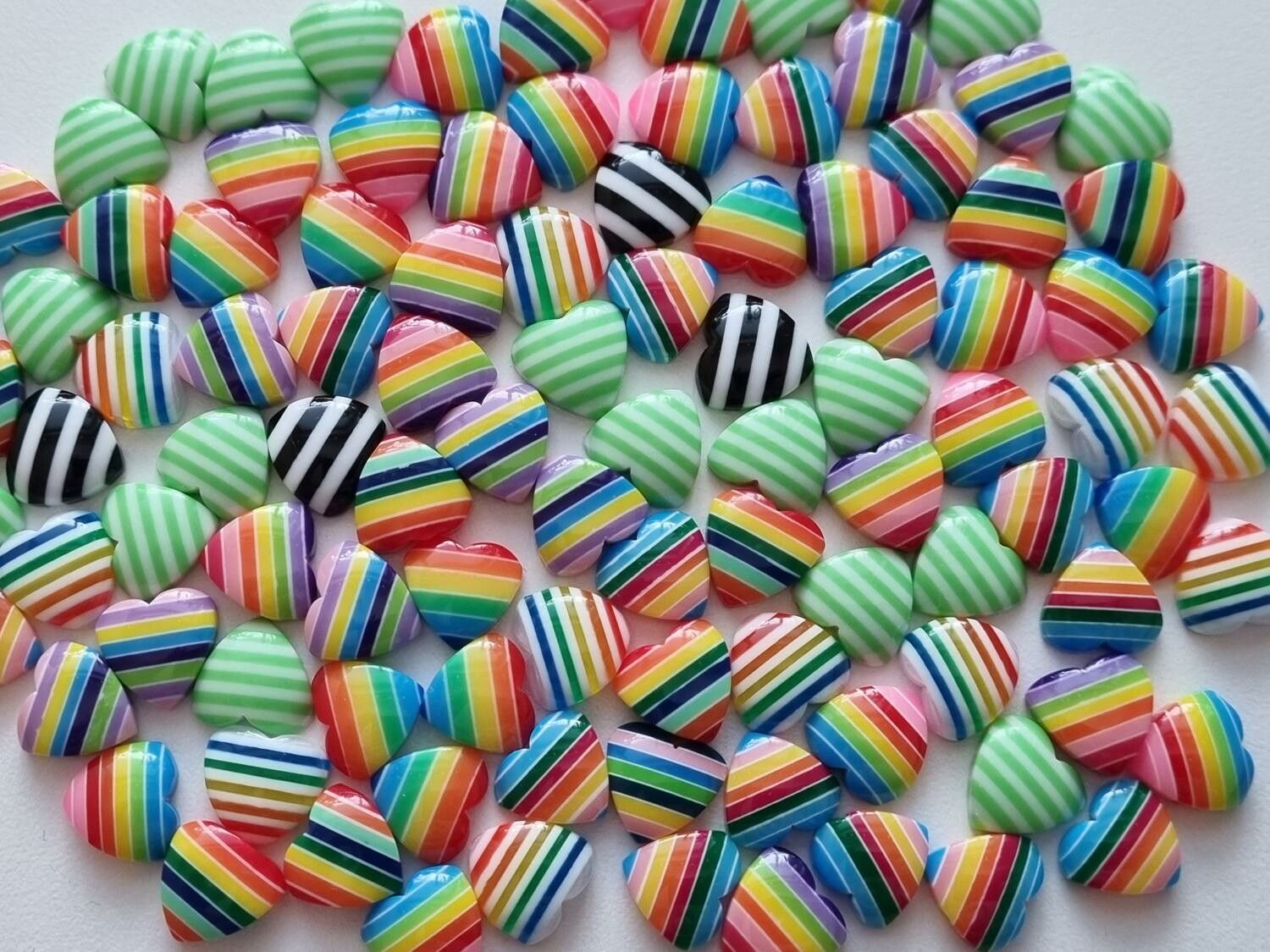 25 st färgrika Hjärtan i resin (10 mm) För scrapbooking
