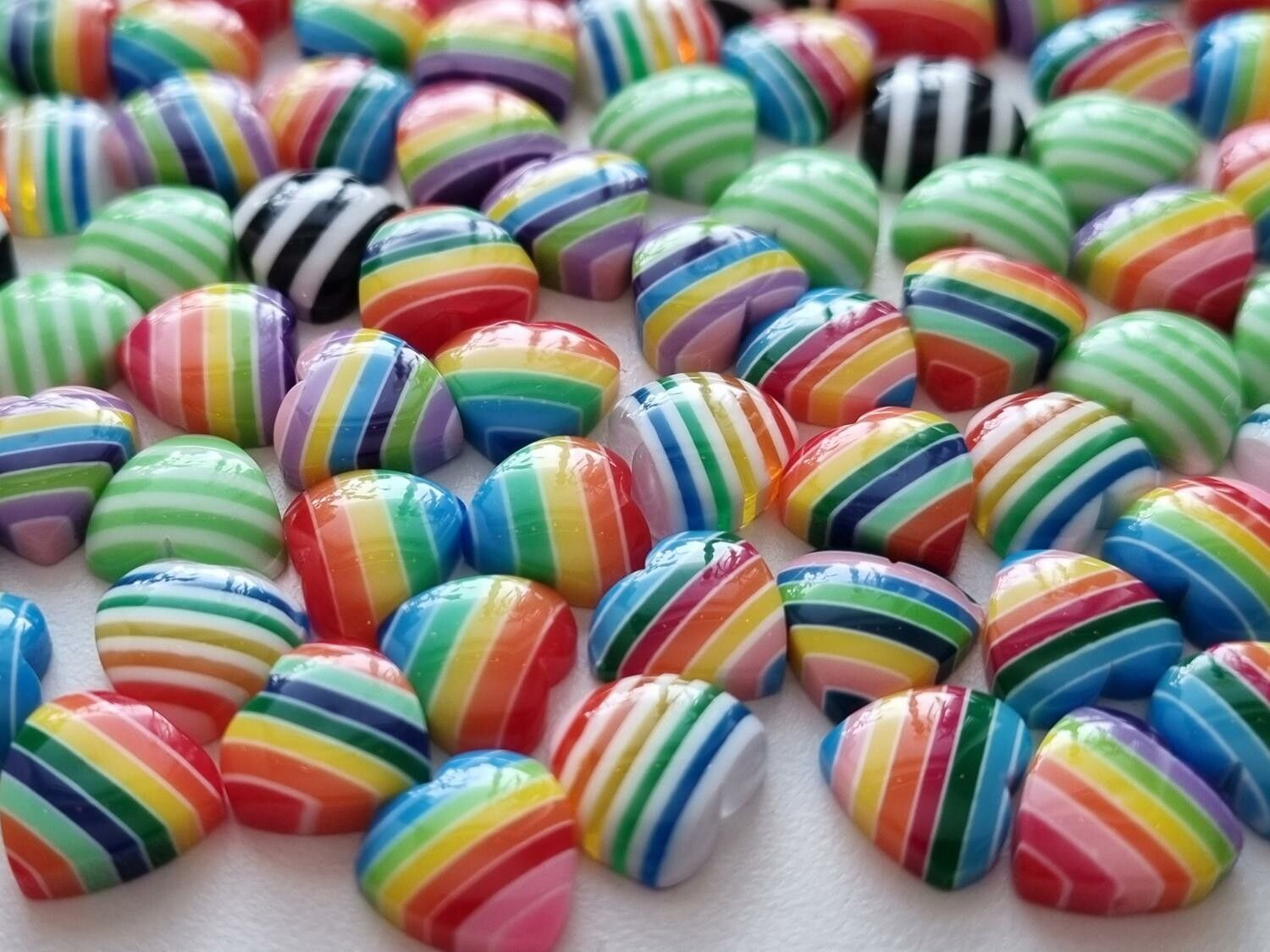 25 st färgrika Hjärtan i resin (10 mm) För scrapbooking