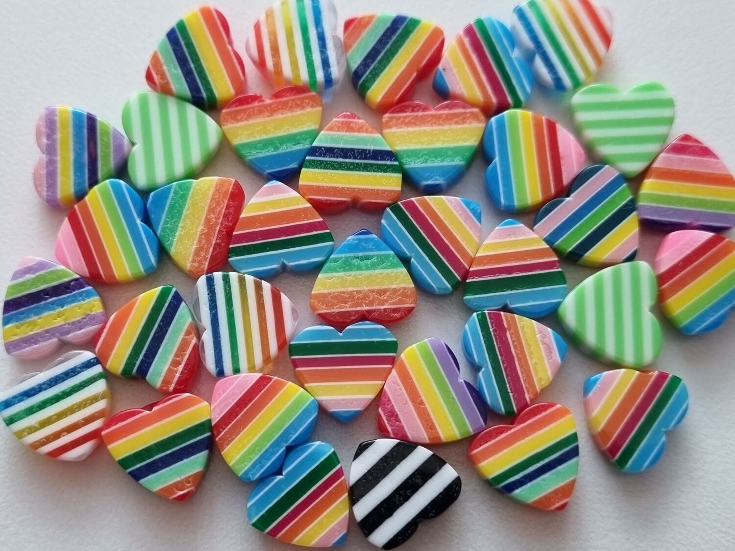 25 st färgrika Hjärtan i resin (10 mm) För scrapbooking