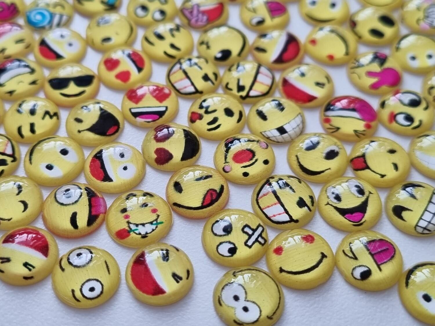 25 st Smileys Emoji - Cabochoner / flatbacks i resin (10 mm)