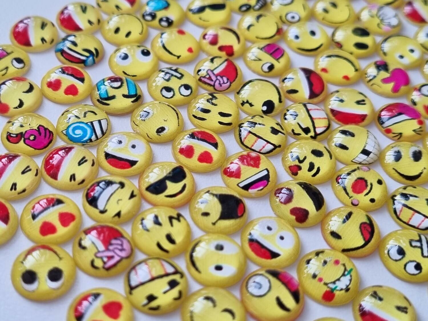 25 st Smileys Emoji - Cabochoner / flatbacks i resin (10 mm)