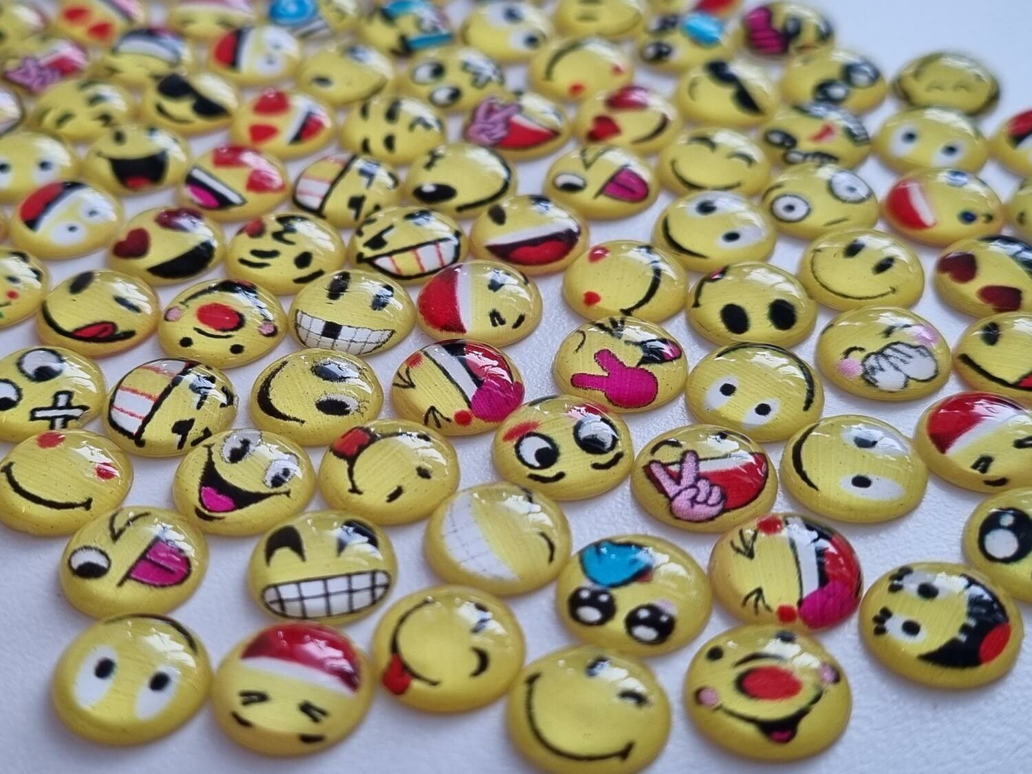 25 st Smileys Emoji - Cabochoner / flatbacks i resin (10 mm)