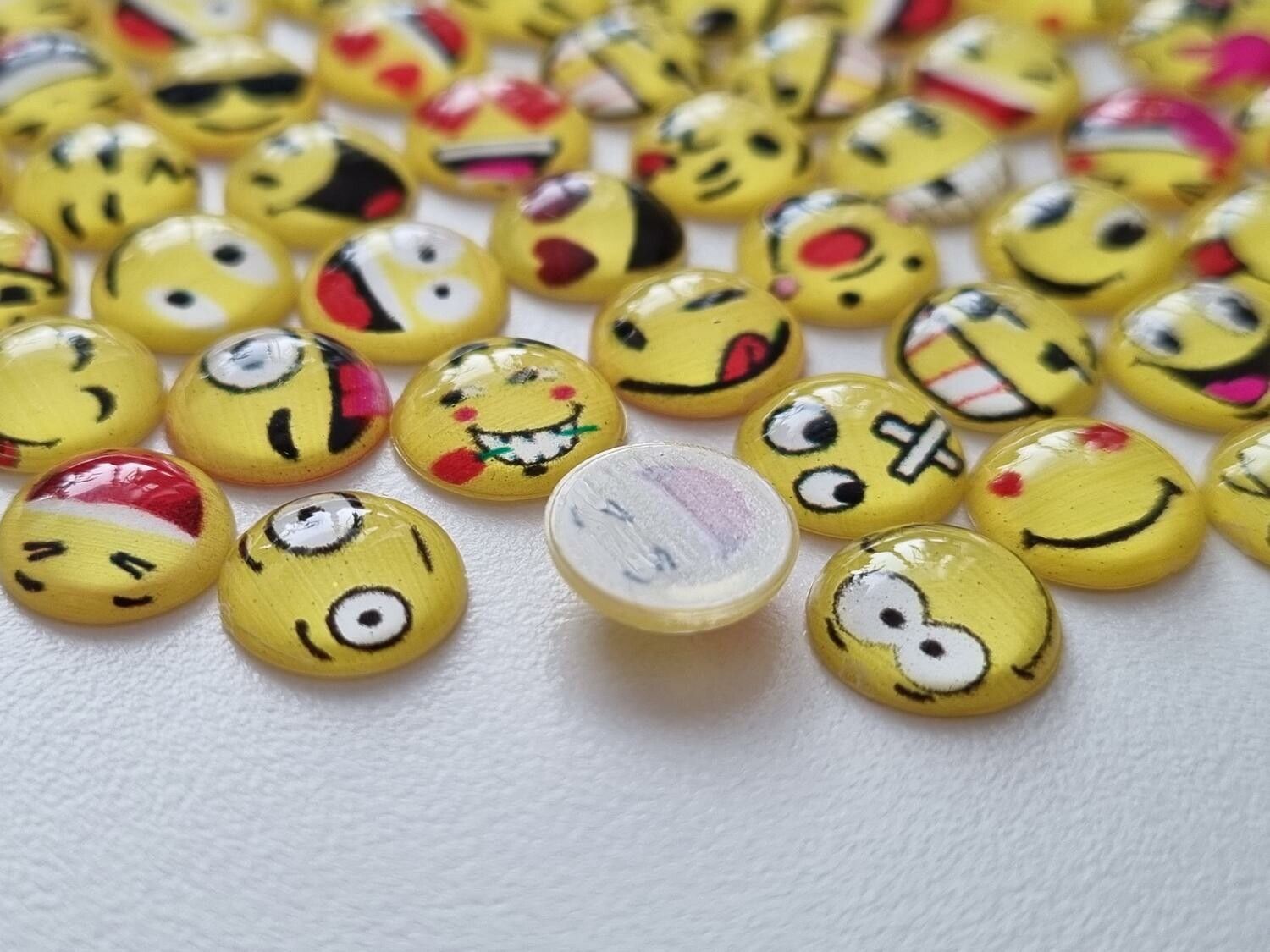 25 st Smileys Emoji - Cabochoner / flatbacks i resin (10 mm)