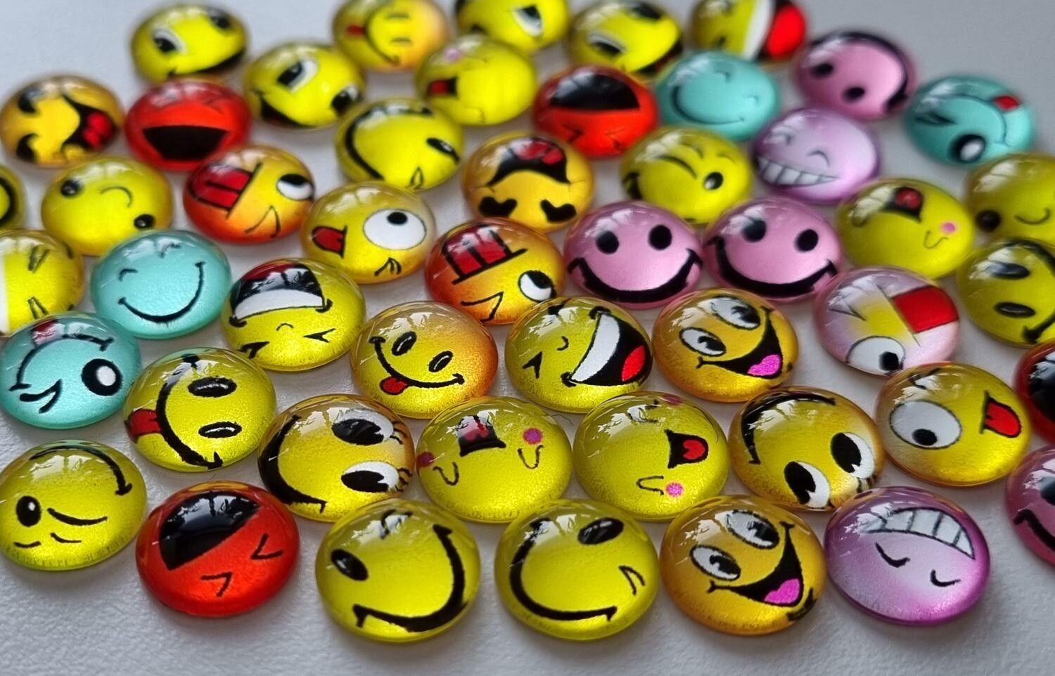 25 st Smileys Emoji - Cabochoner / flatbacks i glas