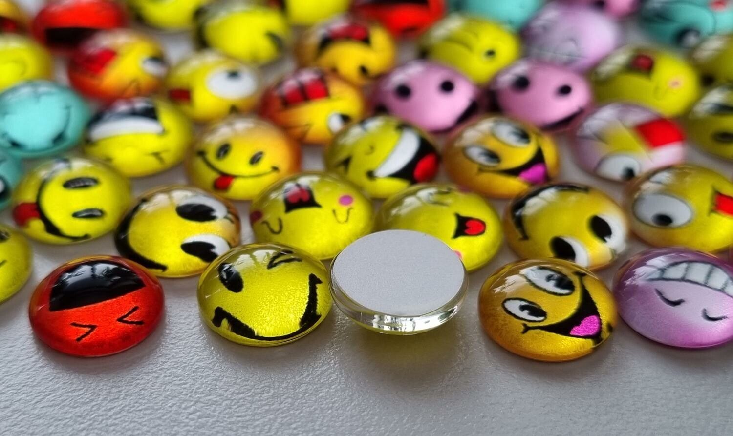 25 st Smileys Emoji - Cabochoner / flatbacks i glas