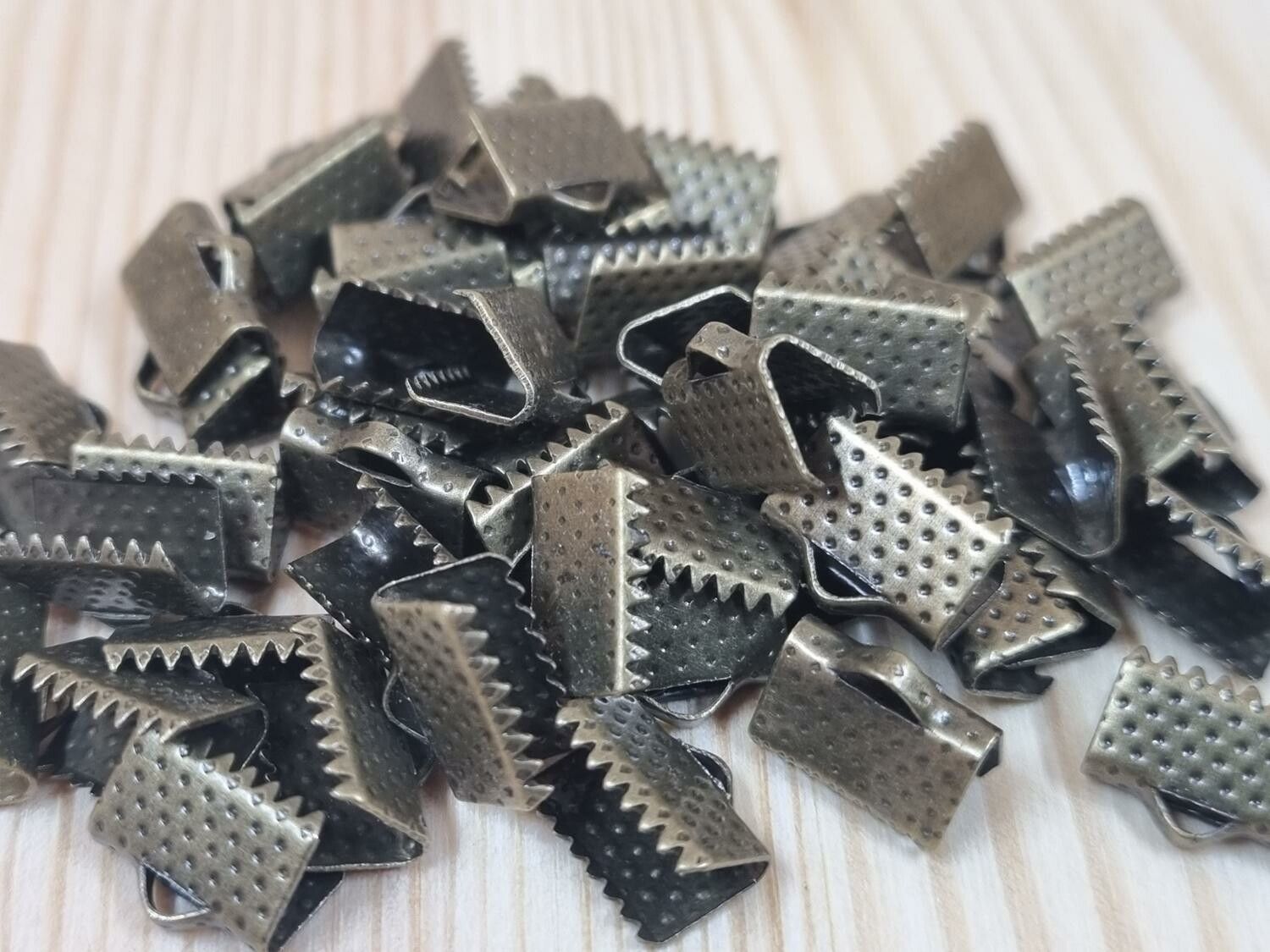 10 st bronsfärgade lås klämmor (10 mm)