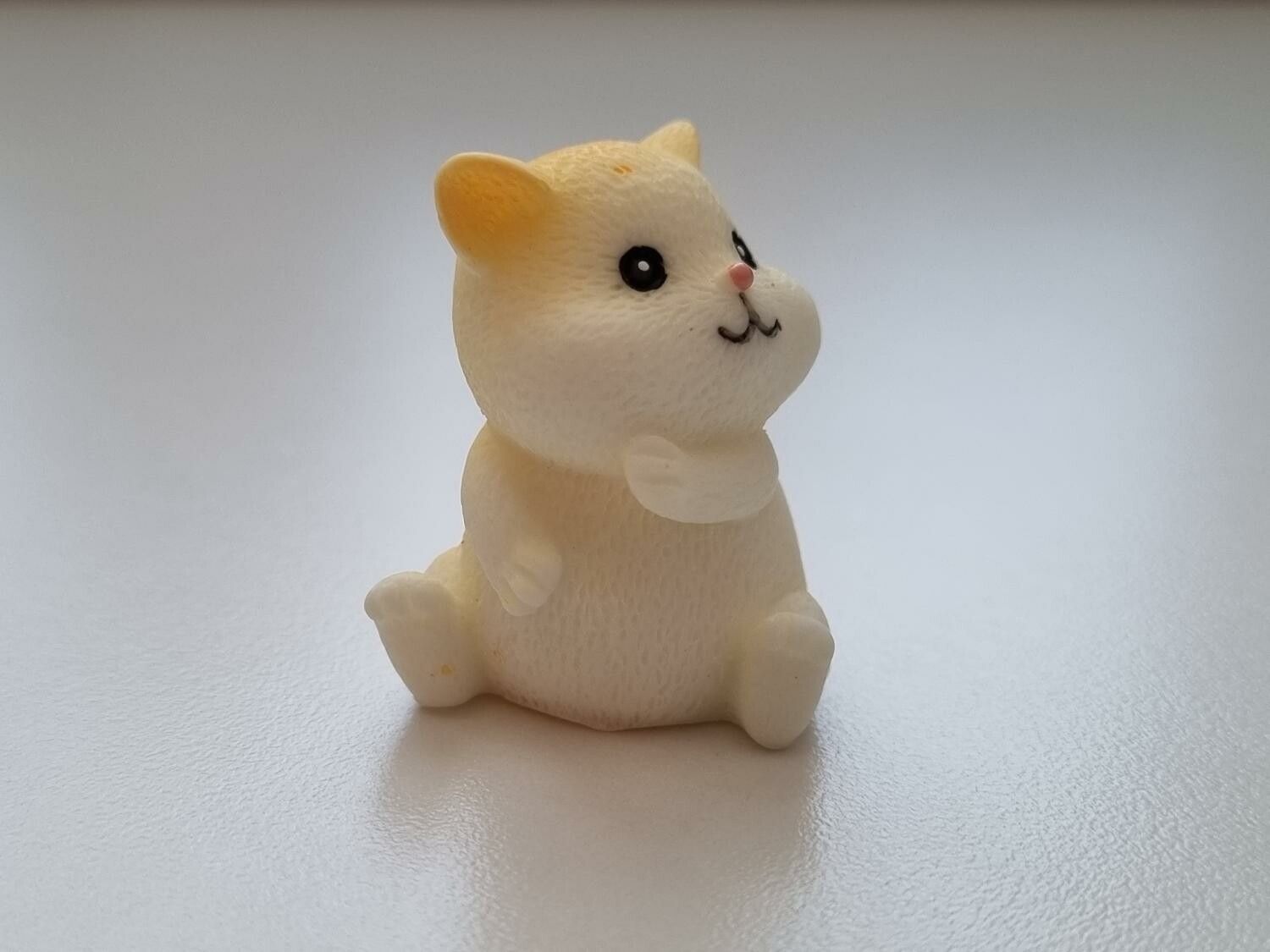 Handmålat marsvin / hamster. Figur miniatyr (vit/cremefärgad)