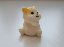 Handmålat marsvin / hamster. Figur miniatyr (vit/cremefärgad)