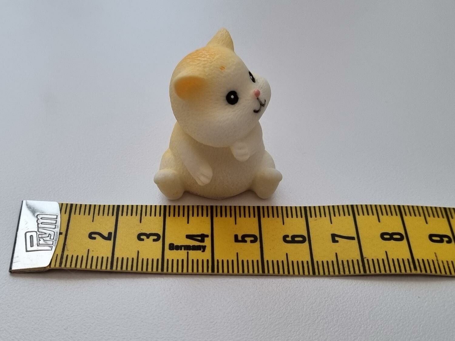 Handmålat marsvin / hamster. Figur miniatyr (vit/cremefärgad)