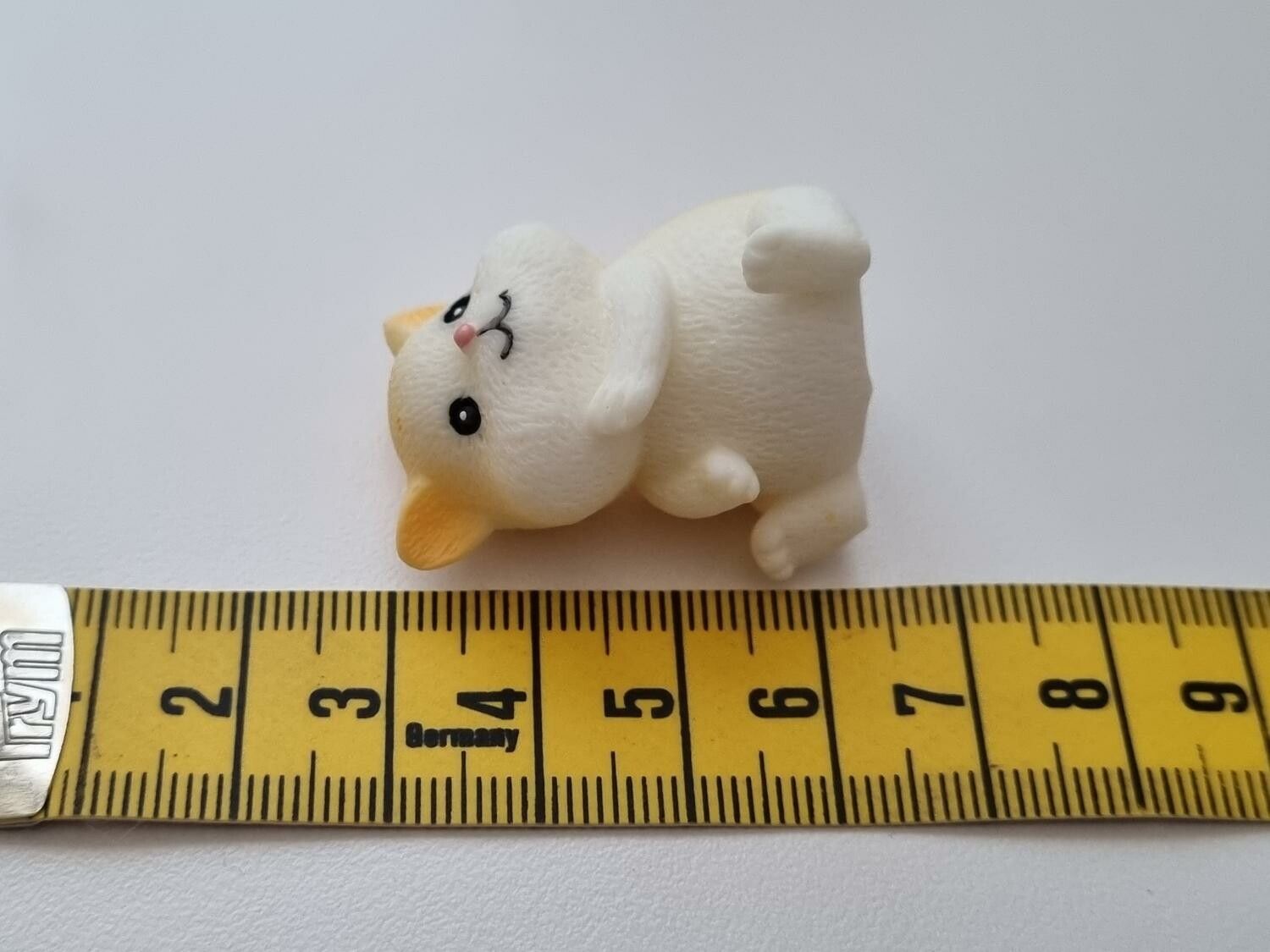 Handmålat marsvin / hamster. Figur miniatyr (vit/cremefärgad)