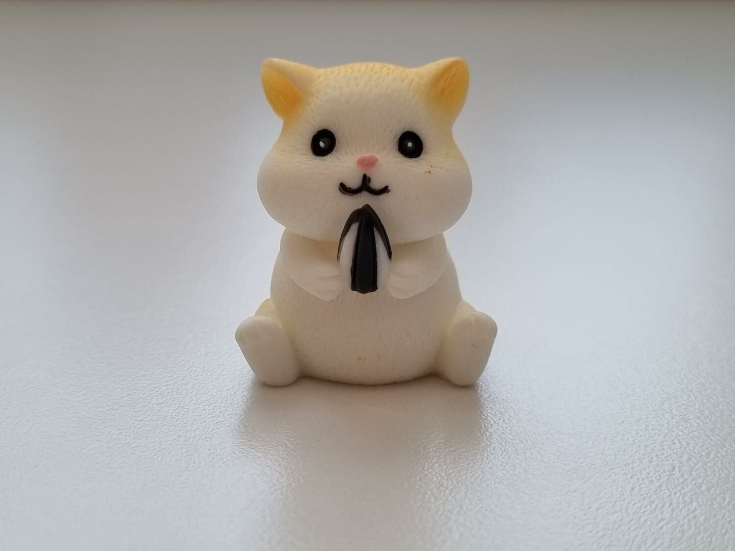 Handmålat marsvin / hamster. Figur miniatyr (vit/cremefärgad)