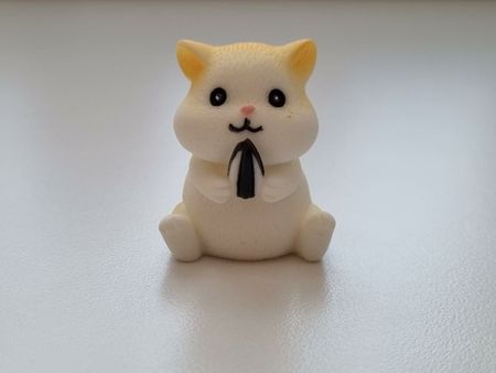 Handmålat marsvin / hamster. Figur miniatyr (vit/cremefärgad)
