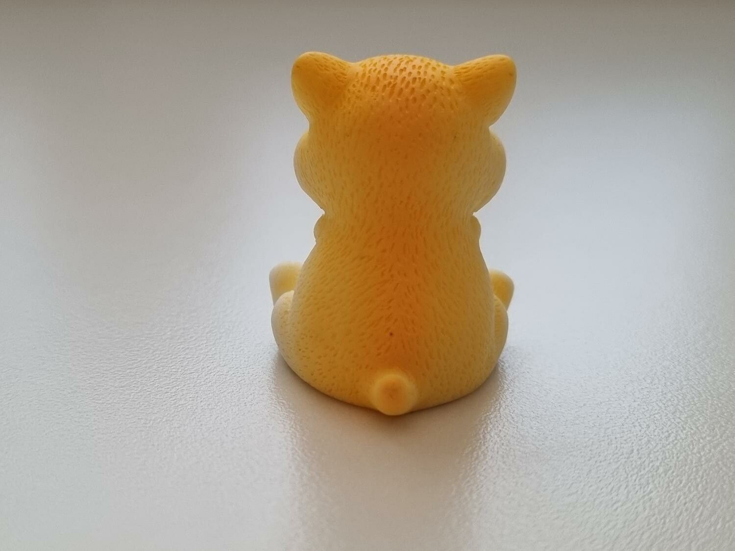 Handmålat marsvin / hamster. Figur miniatyr (vit/cremefärgad)