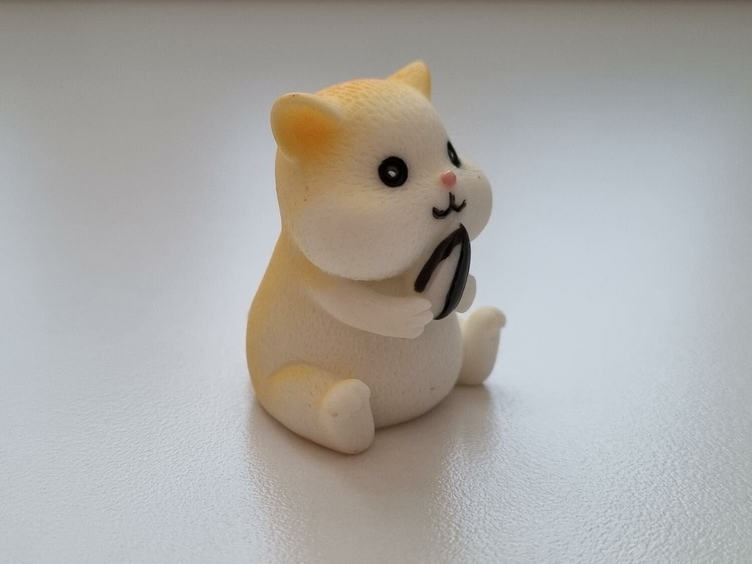 Handmålat marsvin / hamster. Figur miniatyr (vit/cremefärgad)