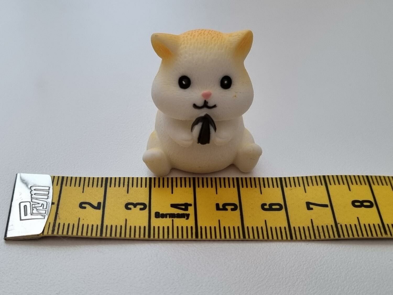 Handmålat marsvin / hamster. Figur miniatyr (vit/cremefärgad)