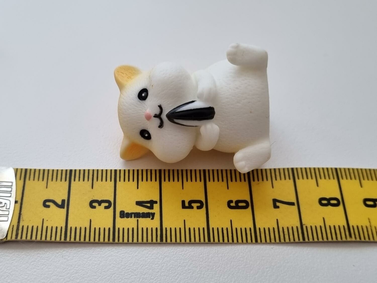Handmålat marsvin / hamster. Figur miniatyr (vit/cremefärgad)