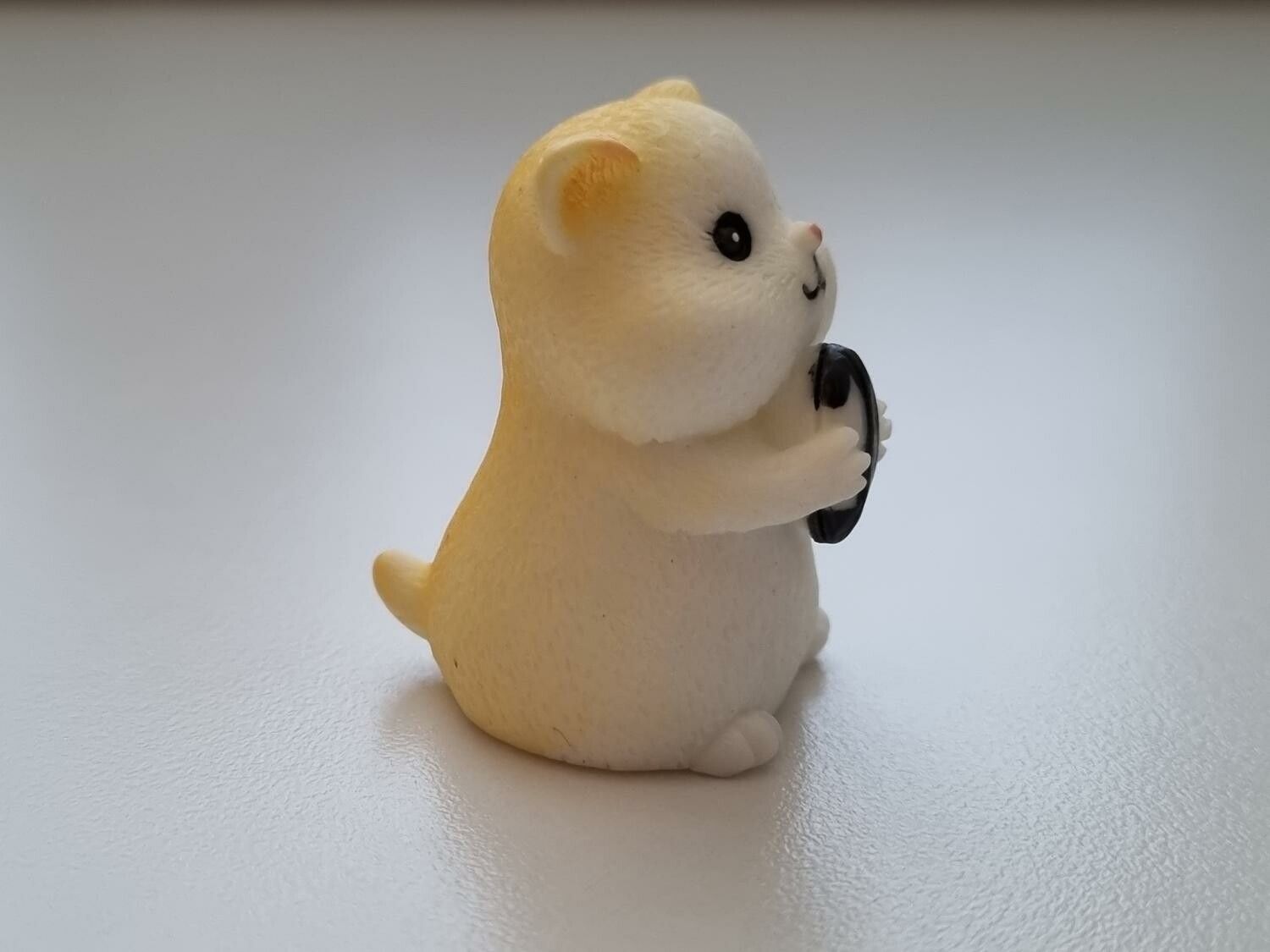 Handmålat marsvin / hamster. Figur miniatyr (vit/cremefärgad)