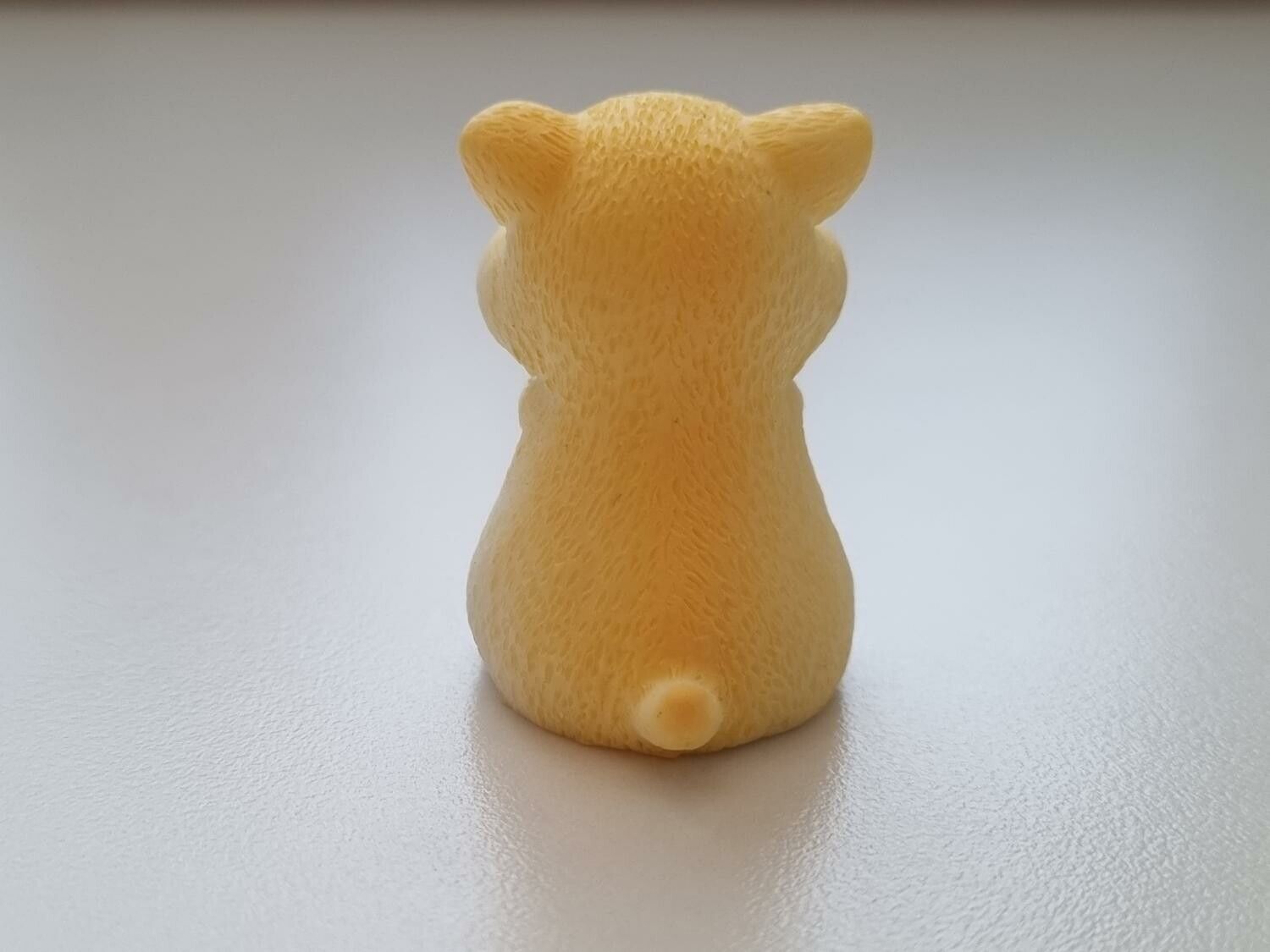 Handmålat marsvin / hamster. Figur miniatyr (vit/cremefärgad)