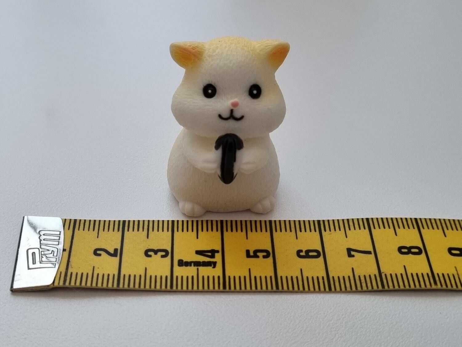 Handmålat marsvin / hamster. Figur miniatyr (vit/cremefärgad)